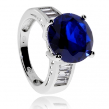 Stříbrný prsten se zirkony (cubic zirconia) a syntetickým kamenem modré barvy 