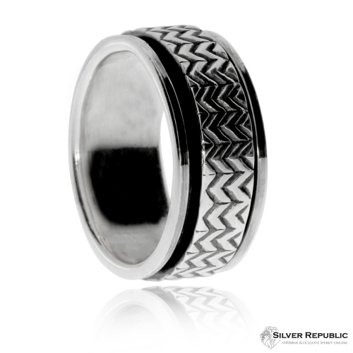 Stříbrný prsten s pohyblivým středem, pravidelné geometrické zdobení