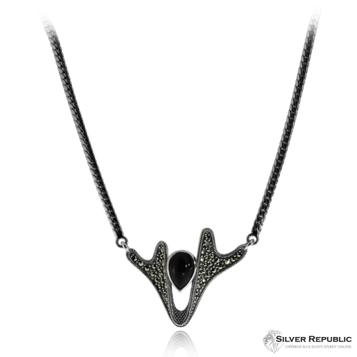Stříbrný náhrdelník posázený markazity a s černým syntetickým kamenem ve tvaru kapky