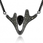 Stříbrný náhrdelník posázený markazity a s černým syntetickým kamenem ve tvaru kapky