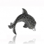 Stříbrná brož ve tvaru delfína s markazity a granátem (almandin) 