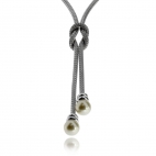 Stříbrný náhrdelník s perlami (perla syntetická) na středu se zdobným uzlíkem 