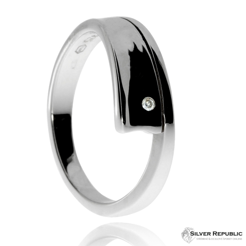 Stříbrný prsten s diamantem v hraně