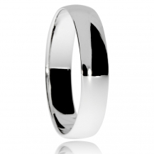 Stříbrný prsten snubního typu, oblý ve střední šířce