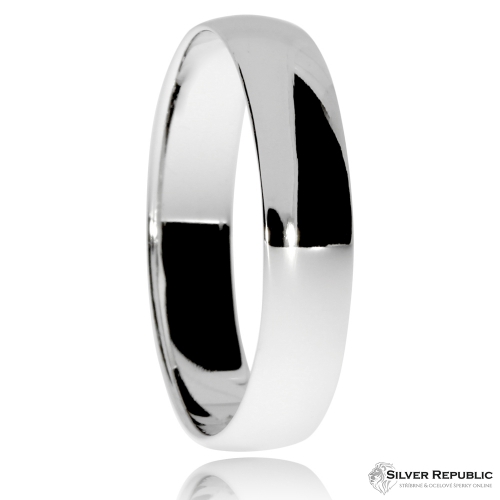 Stříbrný prsten snubního typu, oblý ve střední šířce