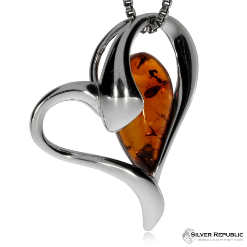 Stříbrný přívěsek ve tvaru srdce s jantarem 