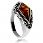 Stříbrný prsten zdobený jantarem - Kámen ve tvaru markýzy se zdobným lůžkem
