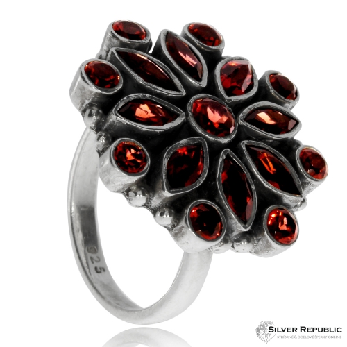 Stříbrný prsten zdobený granáty - Velká květina