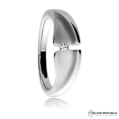 Stříbrný prsten s diamantem v povrchu leského a matného rhodiovaného stříbra