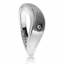 Stříbrný prsten s diamantem v povrchu rhodiovaného lesklého a matného stříbra