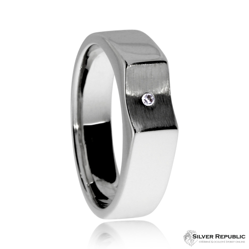 Stříbrný prsten s diamantem, kombinace  matného a lesklého stříbra