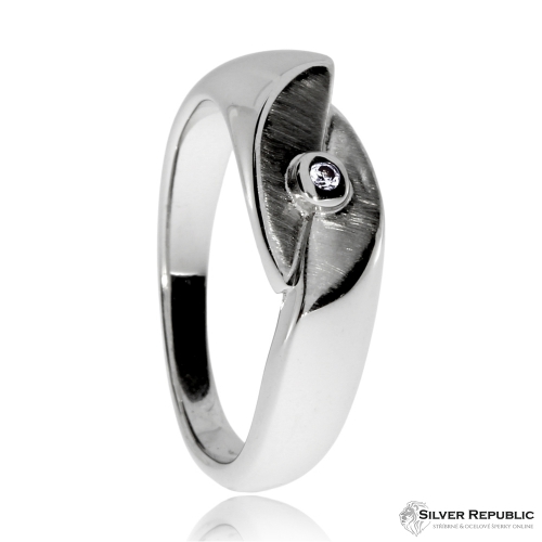 Stříbrný prsten s diamantem, kombinace lesklého a matného stříbra