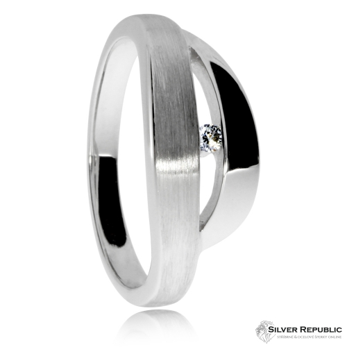 Stříbrný prsten s diamantem v povrchu lesklého a matného rhodiovaného stříbra