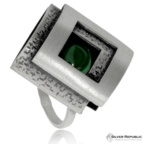 Stříbrný prsten zdobený malachitem - Zdobené lůžko ve tvaru čtverce s kulatým kamenem v jeho středu