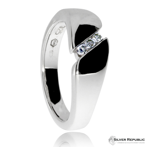 Dámský stříbrný prsten s diamanty - Trojice kamenů sevřená dvojicí linií
