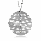 Stříbrný náhrdelník s kulatým přívěsem zdobeným křišťálem Swarovski