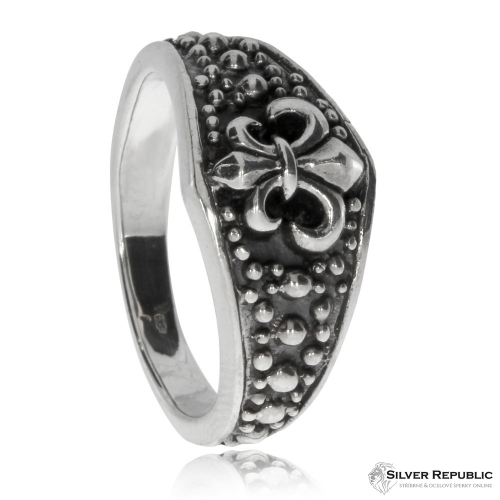 Stříbrný prsten s lilií v rozšířené linii