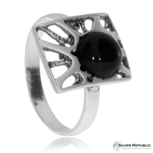 Stříbrný prsten s onyxem v matovaném obdélníku