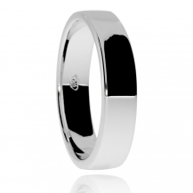 Stříbrný prsten snubního typu, středně široký s rovnými hranami