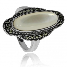 Stříbrný prsten  s perletí a  markazity \nStříbrný prsten s povrchem starostříbra uprostřed vsazenou bílou perleťí a přírodním