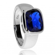 Stříbrný prsten s modrým syntetickým kamenem 