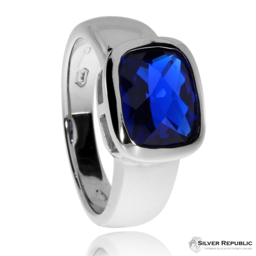 Stříbrný prsten s modrým syntetickým kamenem 